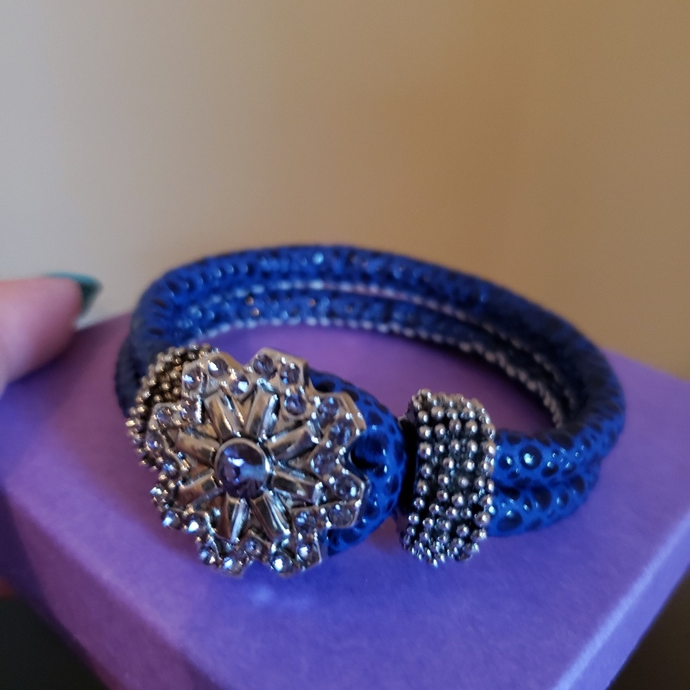 Blue bracelet with flower center
